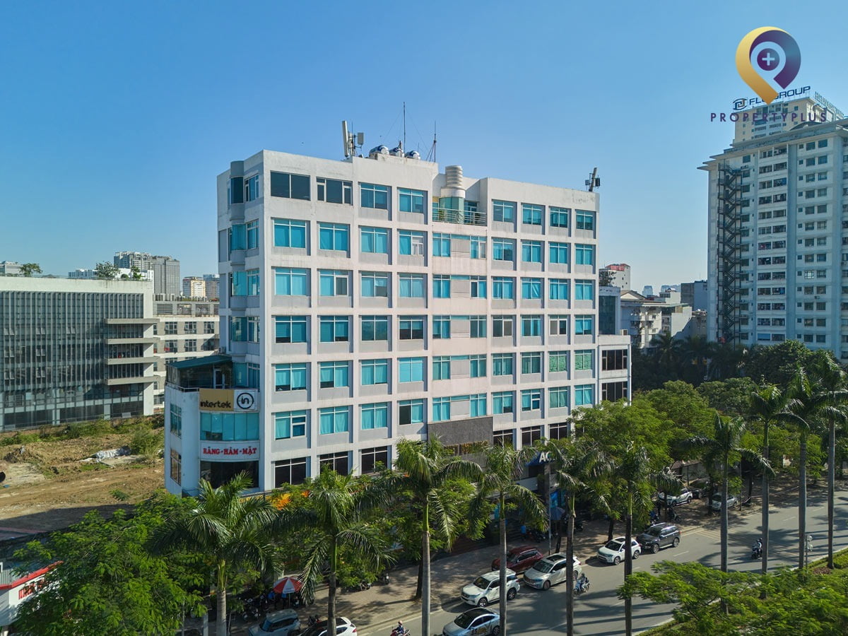 Tòa nhà văn phòng Âu Việt nhìn từ góc phố với nhiều cây xanh xung quanh - hình ảnh từ Property Plus
